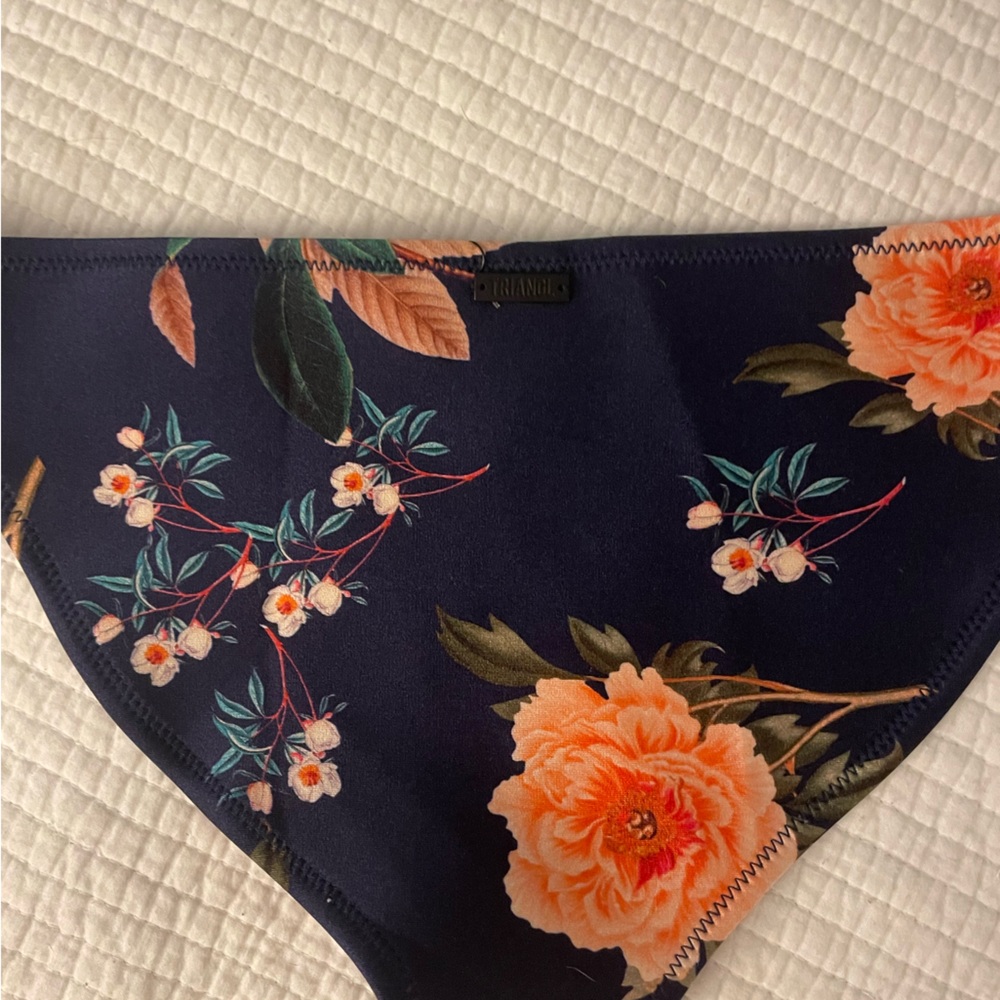 💗NWT TRIANGL SWIM BIKINI BOTTOMS SIZE LARGE 100% NEOPRENE BRAND NEW BLUE FLORAL - Picture 5 of 6